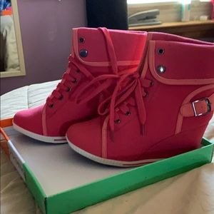 Woman’s Bucco pink sneakers size 6